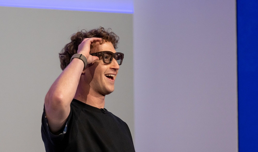 مارك زوكربيرج يضع نظارة راي بان ديسبلاي الجديدة