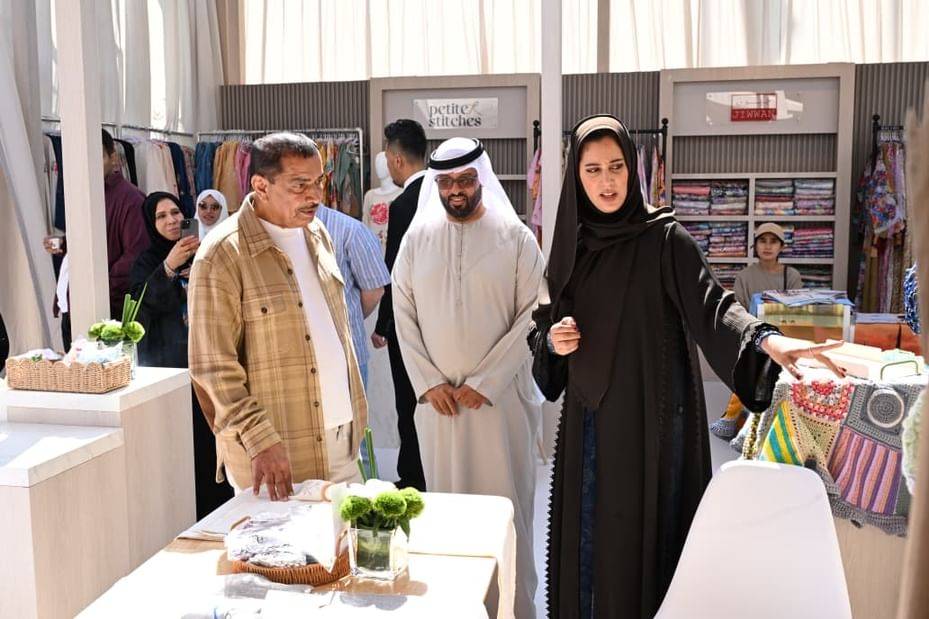 محمد الكعبي خلال جولة تفقدية في «البيت الإماراتي» بمنطقة هوايرو