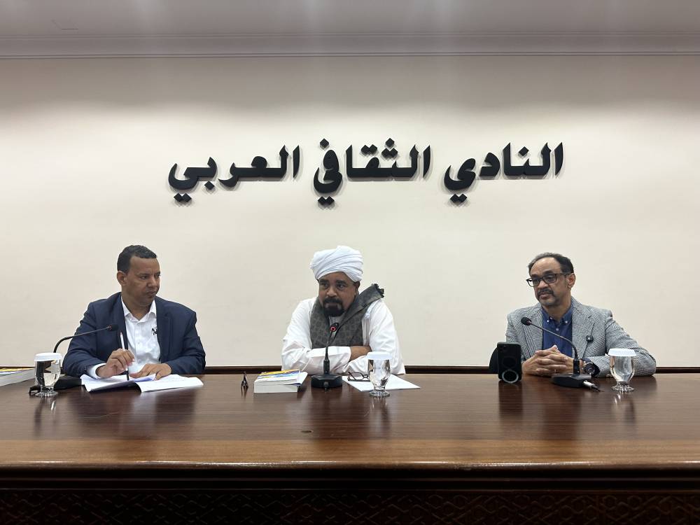 د. محمد عبد القادر سبيل ومحمد بابا حامد وعمرو منير دهب خلال الجلسة
