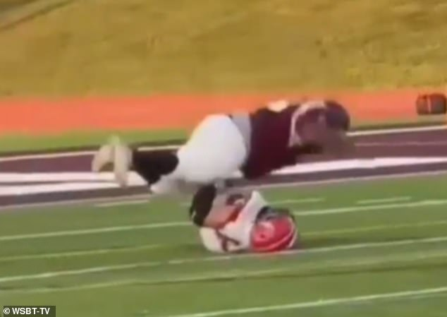 اللاعب يقفز على خصمه