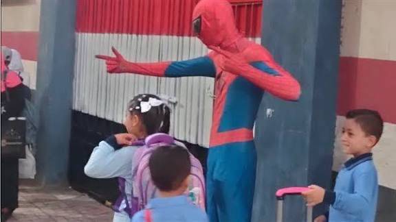 فيديو يثير الجدل.. أب مصري بزي «سبايدر مان» أمام باب المدرسة مع طفليه