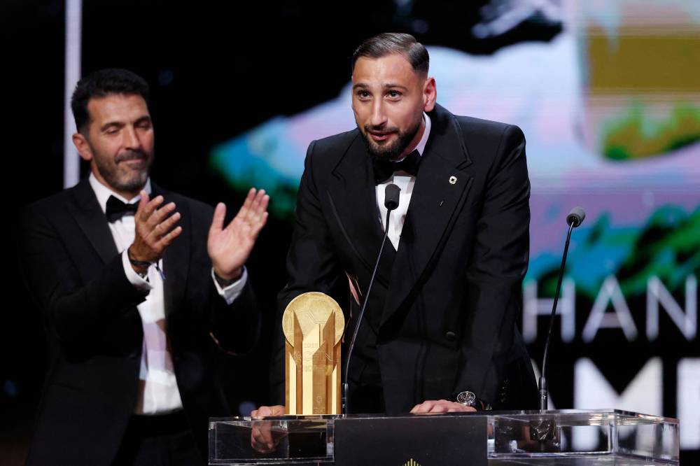 دوناروما مع بوفون بعد حصد جائزة ياشين