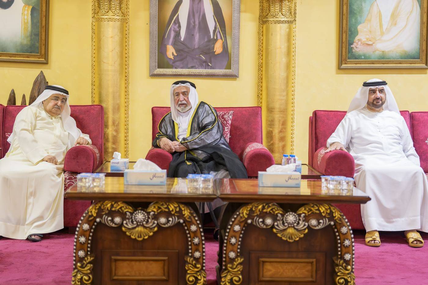 حاكم الشارقة يعزي في وفاة سلطان بن خالد