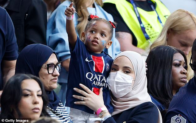 ريما زوجة ديمبلي مع ابنتهما 