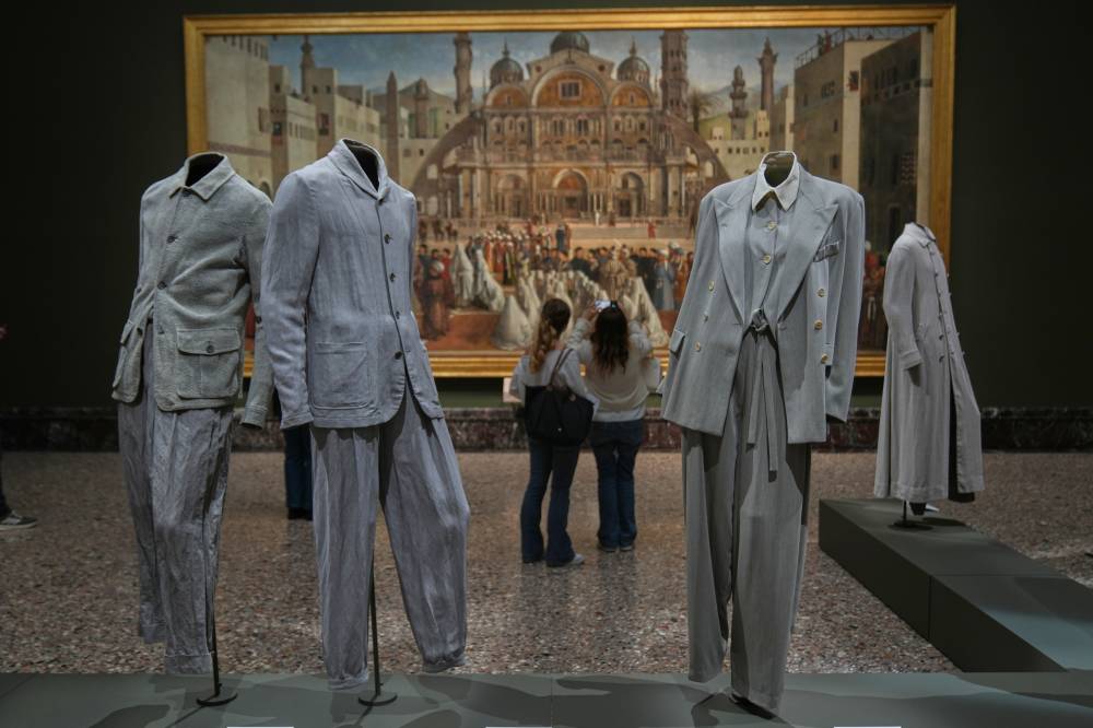 مجموعة من تصاميم جورجيو أرماني في المتحف (أ.ب) 