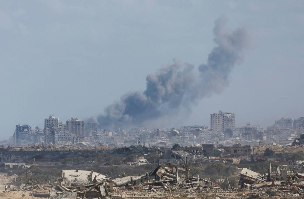  دخان كثيف يتصاعد جراء القصف الإسرائيلي على مدينة غزة (رويترز) 