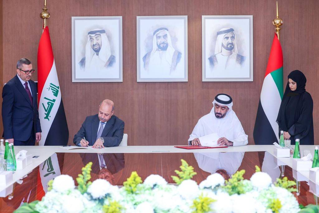  محمد الظاهري ومنذر حسين خلال التوقيع 