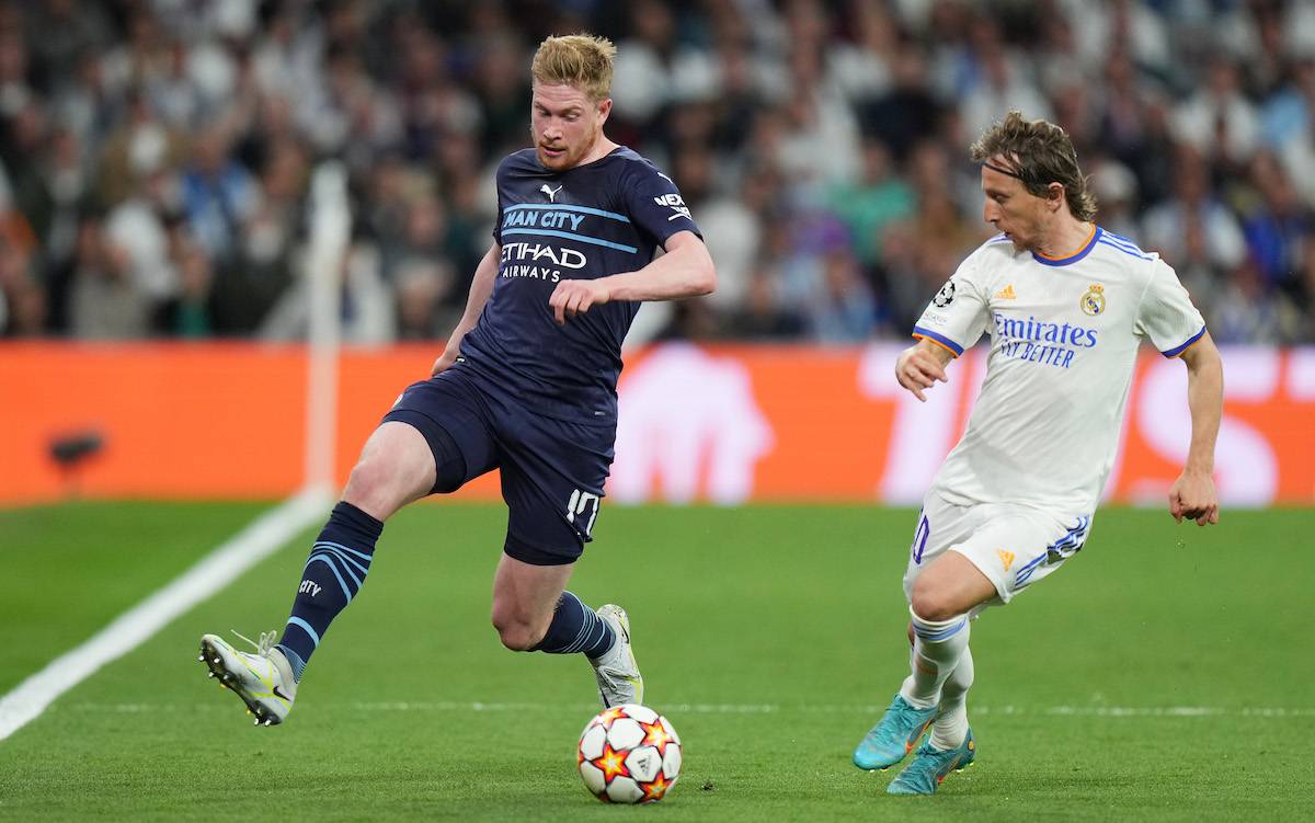 مواجهة بين النجمين مودريتش ودي بروين في قمة ميلان ونابولي