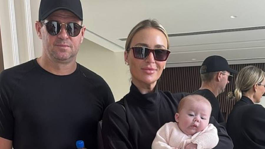 جيرارد وزوجته سعيدان بالحفيدة