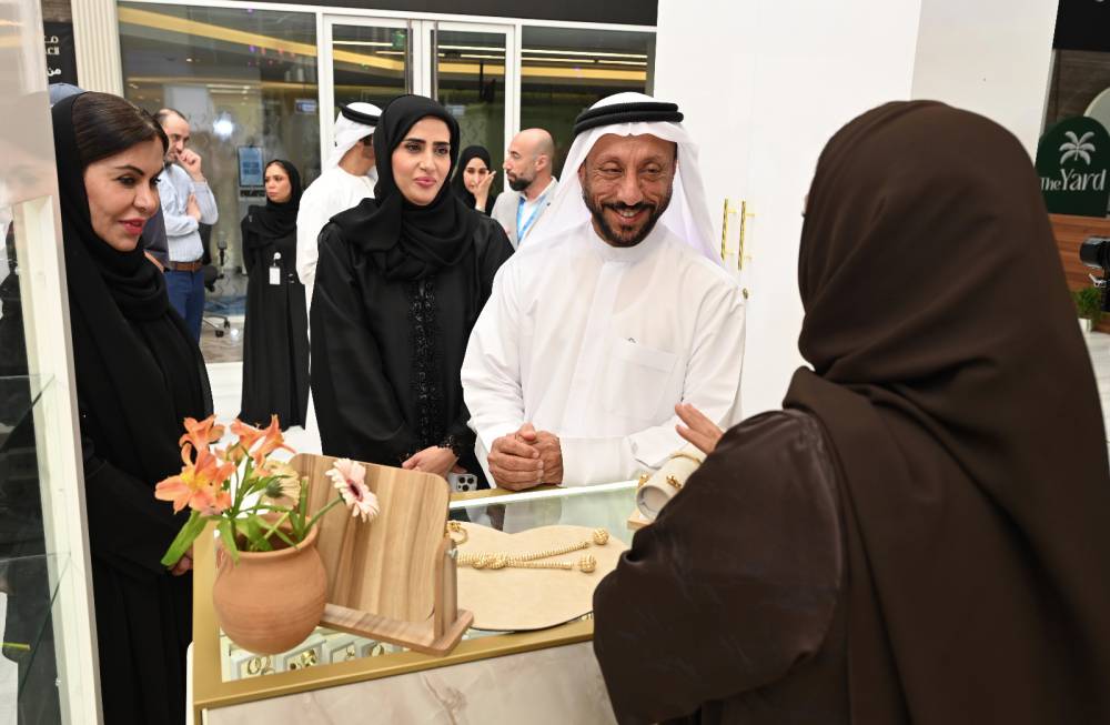 العويس خلال جولة في منصة صاغة الإمارات