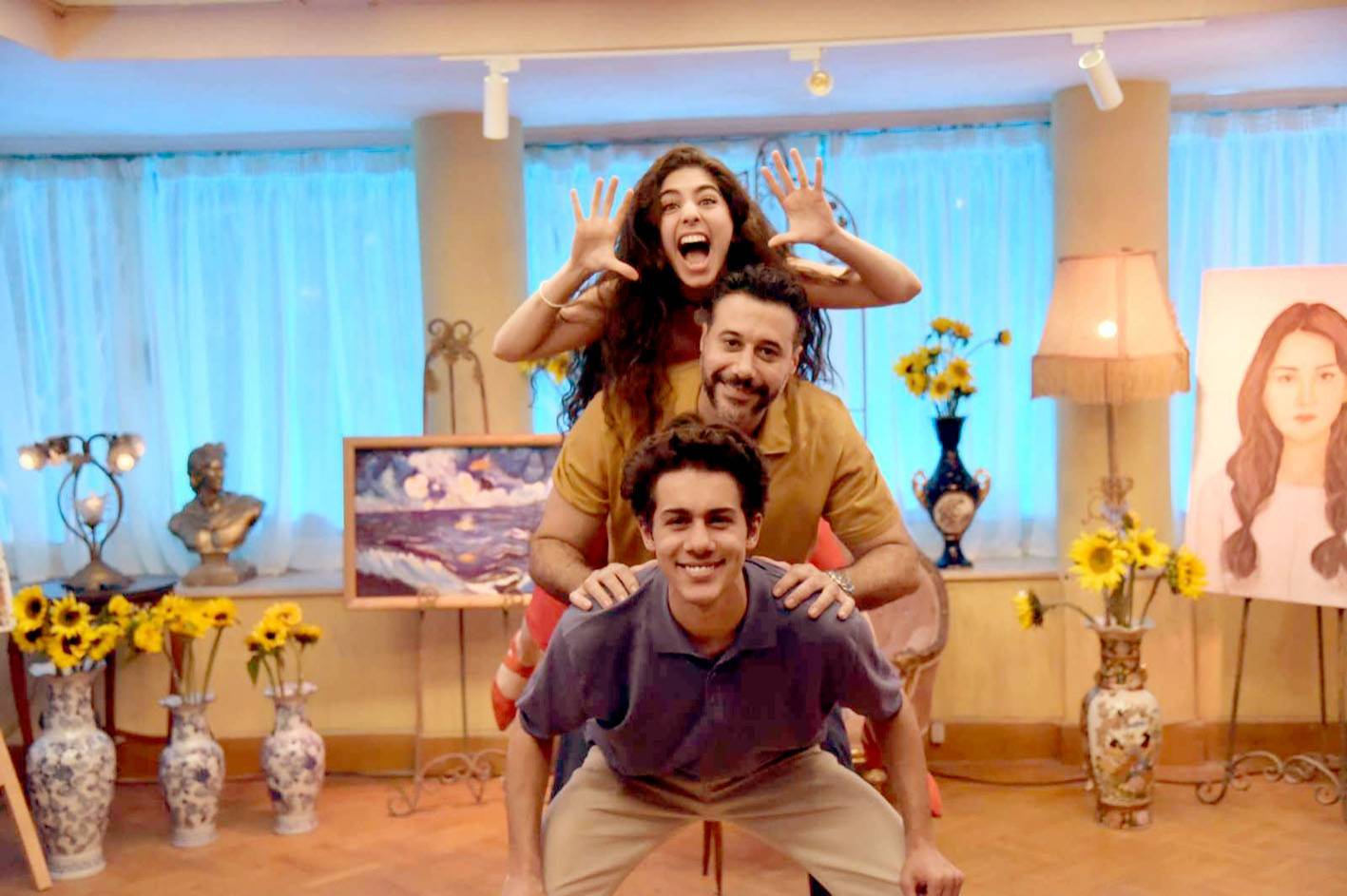 أحمد السعدني ومايان السيد وعمر رزيق في مشهد من الفيلم