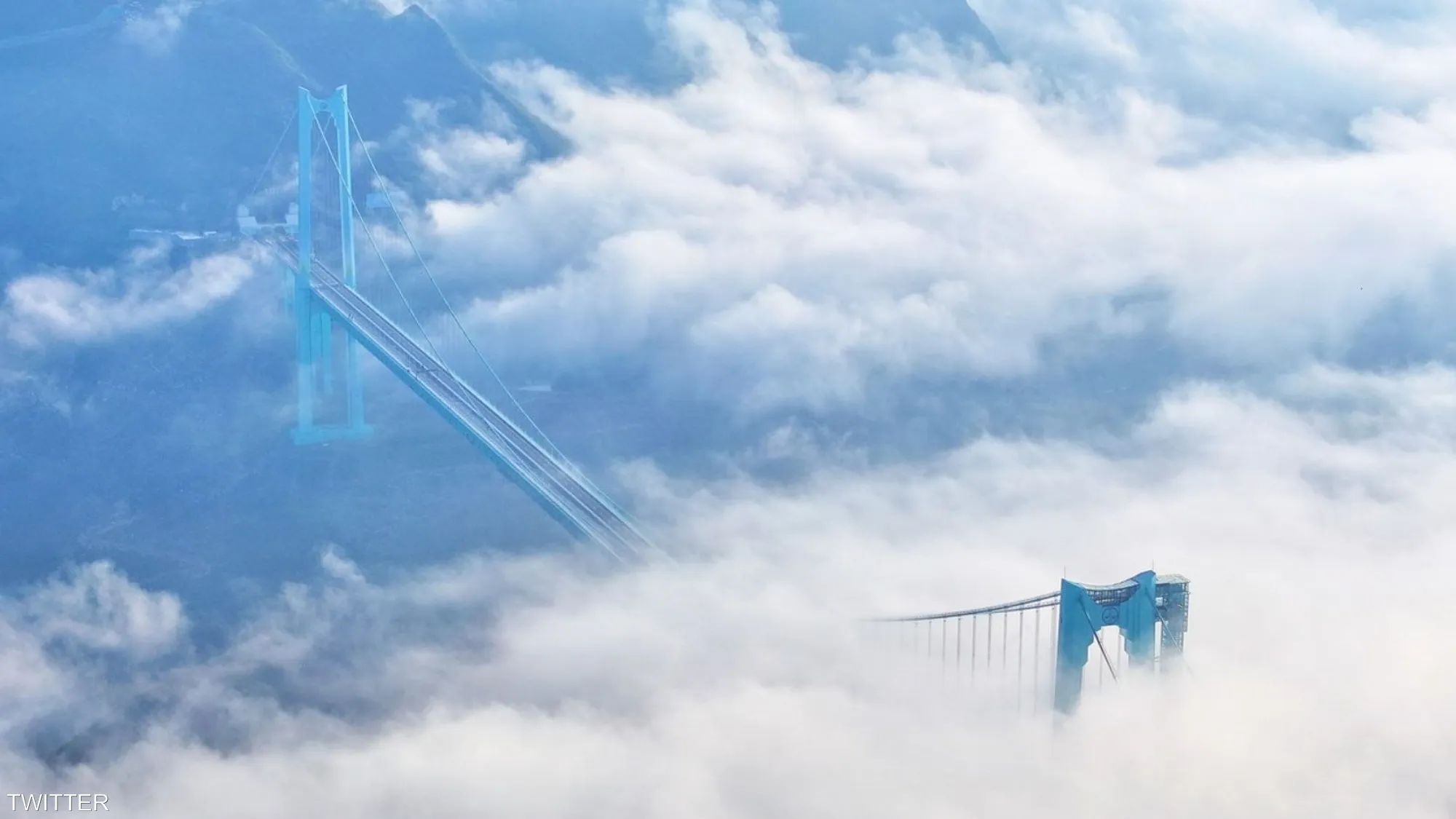 بين الغيوم.. الصين تفتتح أعلى جسر في العالم