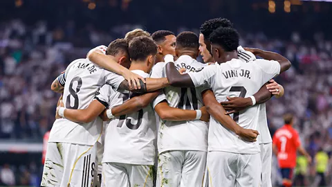 12 ساعة في الجو.. ريال مدريد يصل ألماتي بعد أطول رحلة أوروبية في تاريخه بدوري الأبطال