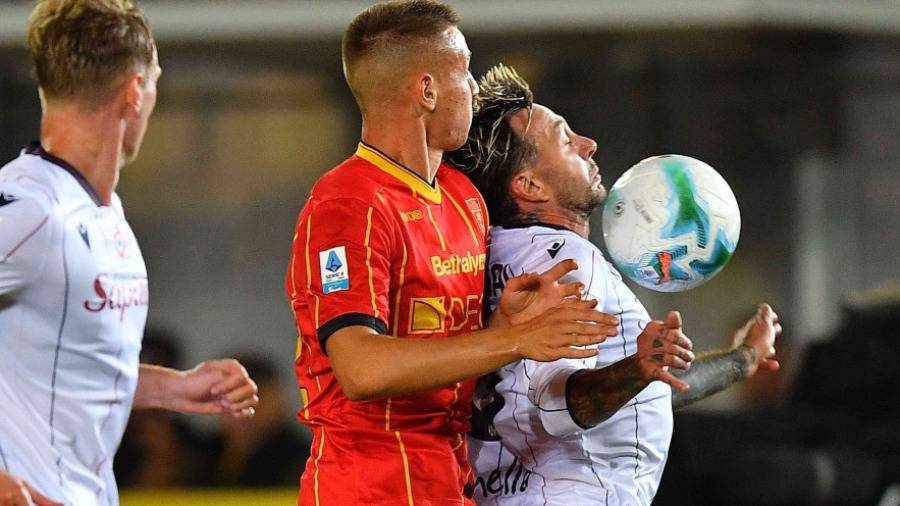 كاماردا يسيطر على الكرة في المباراة أمام بولونيا