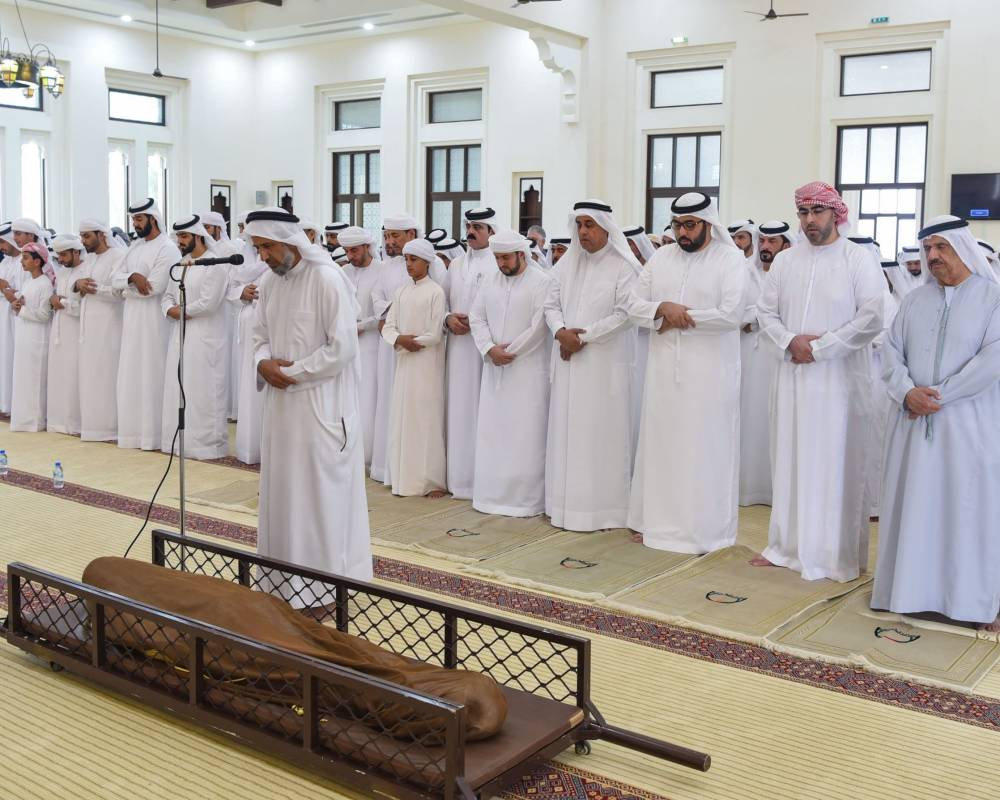 ولي عهد أم القيوين يؤدي صلاة الجنازة على جثمان الشيخ إبراهيم بن أحمد المعلا