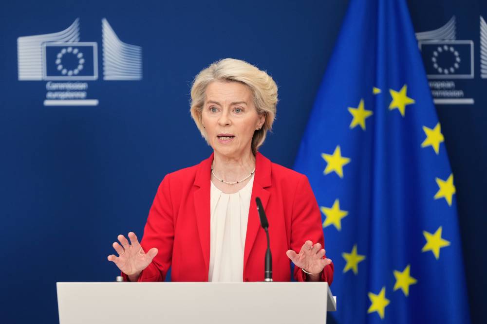  فون دير لاين تدلي ببيان خلال مؤتمر صحفي في بروكسل ( أ ب) 