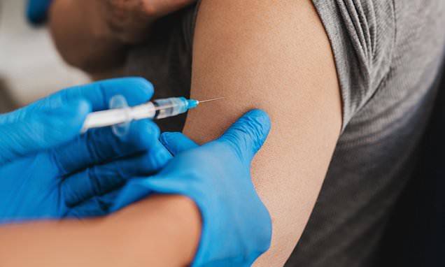 دراسة كورية تربط لقاحات كورونا بالسرطان.. خبراء: تضليل خطير