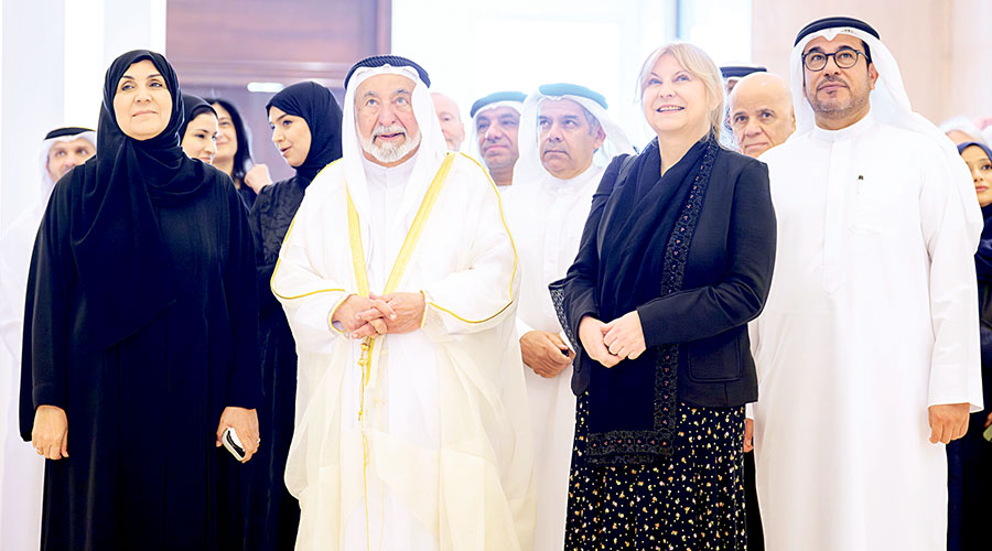 سلطان يشهد الملتقى بحضور محدثة الهاشمي وعلي الحوسني