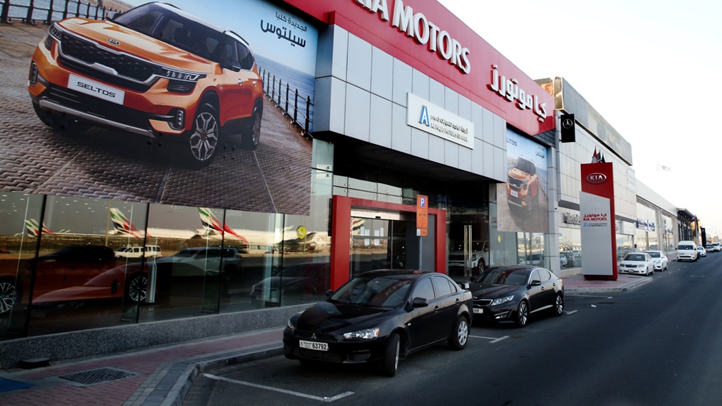 صالات عرض سيارات في دبي (أرشيفية/ الخليج)