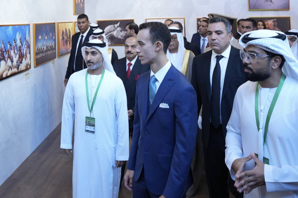 ولي عهد المغرب يطلع على الصور المعروضة