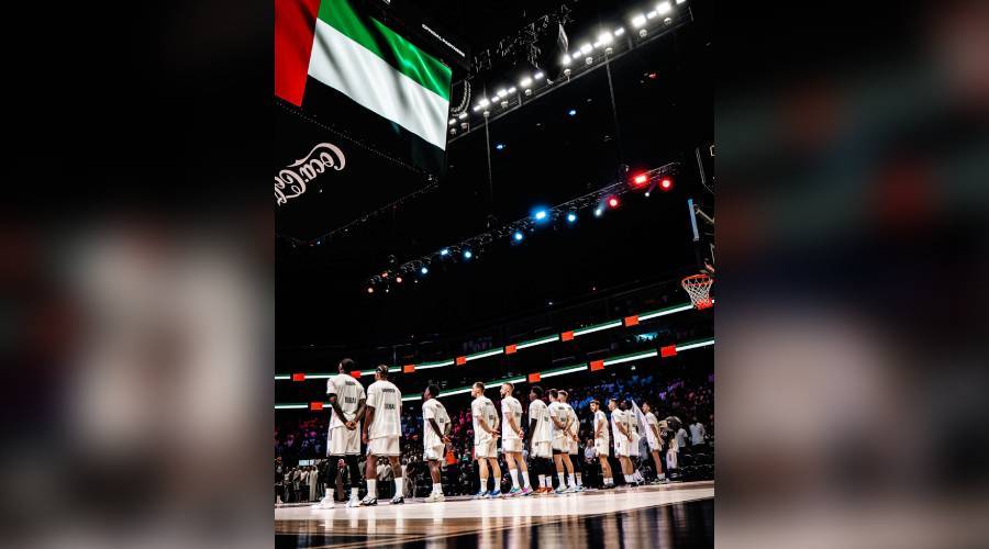 فريق دبي لكرة السلة قبل انطلاق المباراة