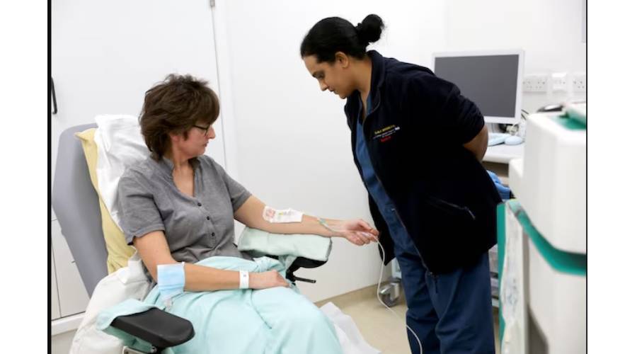 مريضة بالسرطان تستعد لإجراء فحص إشعاعي في العاصمة البريطانية لندن