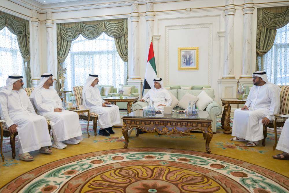 هزاع بن زايد خلال استقباله الوفود الرياضية بحضور محمد بن حمدان