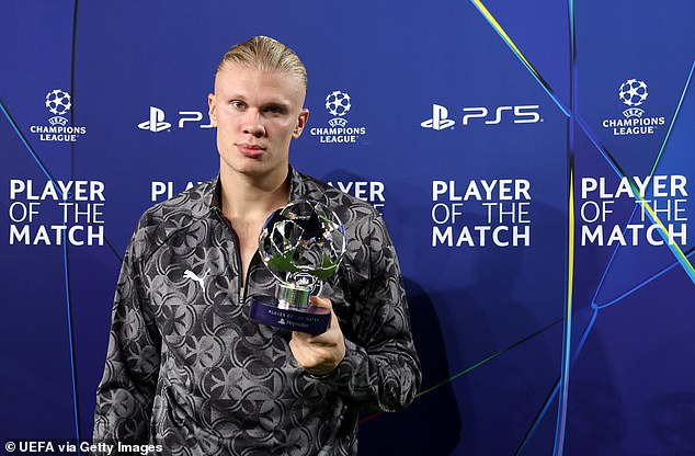 هالاند مع جائزة أفضل لاعب بالمباراة 