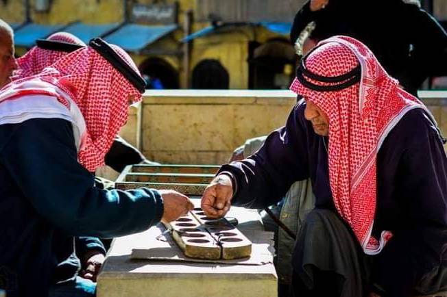 مسنان أردنيان يمارسان لعبة شعبية