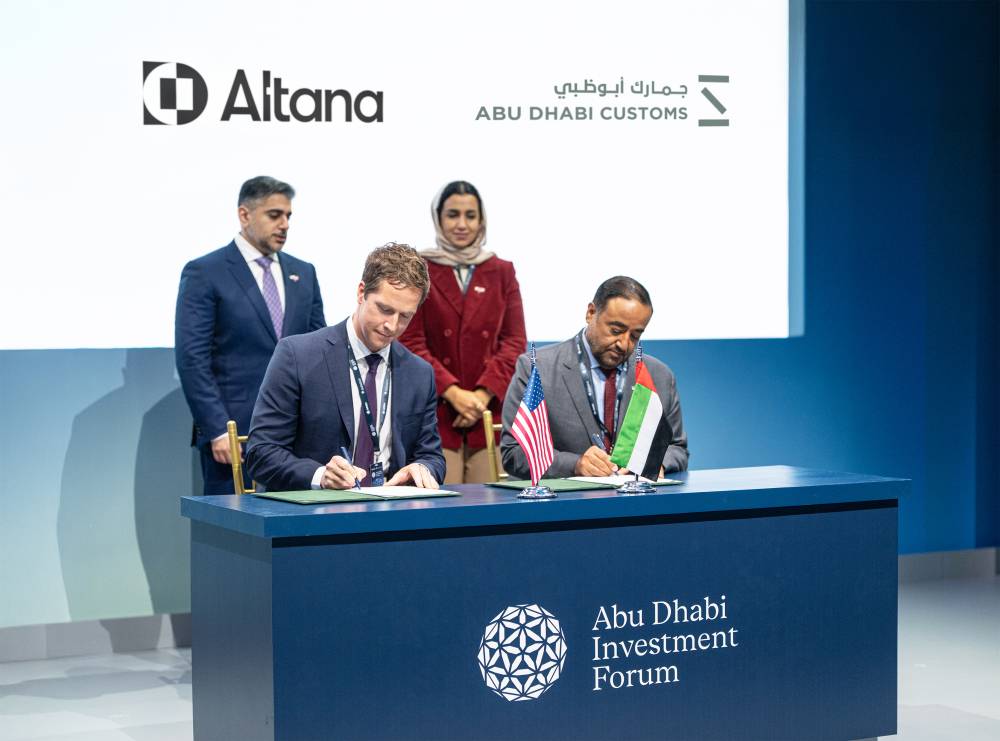 أحمد الزعابي وآمنة المهيري يشهدان توقيع المذكرة