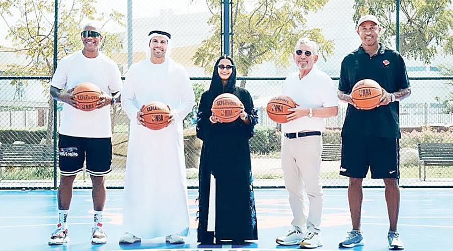 افتتاح ملعب كرة سلة بلمسة فنانة إماراتية