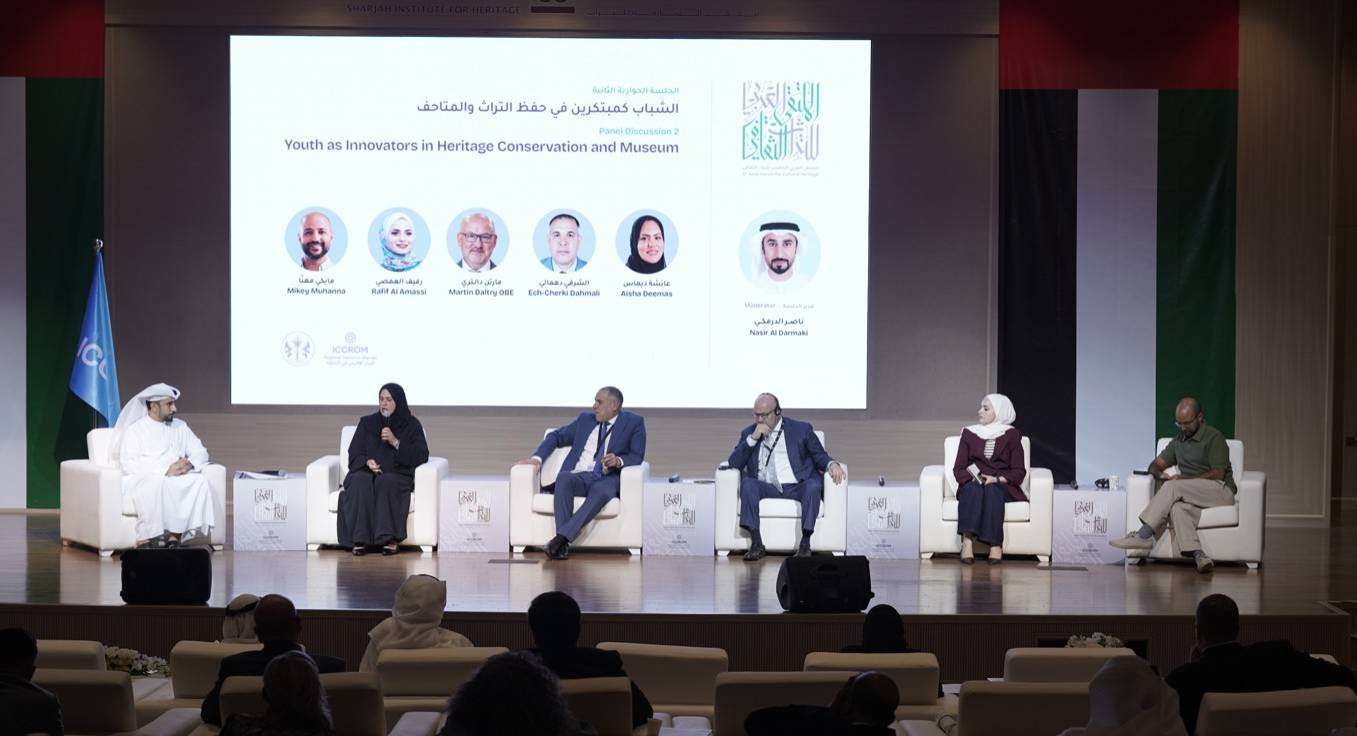 مشاركون في جلسة حوارية بالملتقى