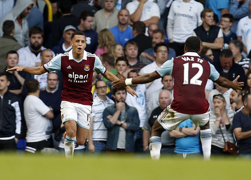 رافل موريسون يحتفل بقميص ويست هام 