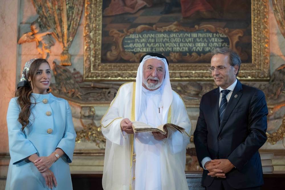 سلطان يهدي جامعة كويمبرا البرتغالية مخطوطة باربوزا النادرة بحضور الشيخة بدور