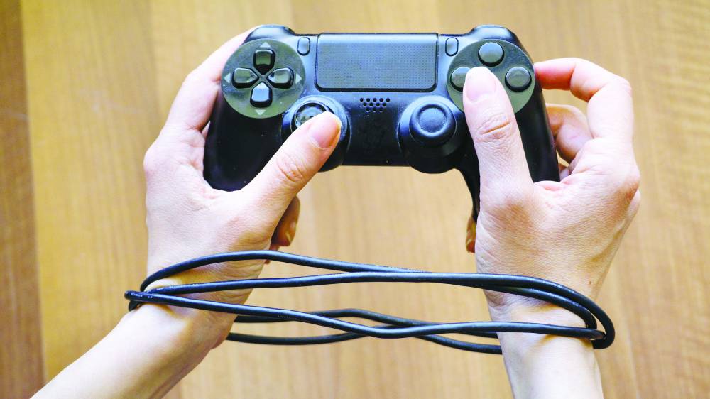 الإلكترونيات بين المنفعة والمخاطر.. مسؤولية أسرية ومجتمعية