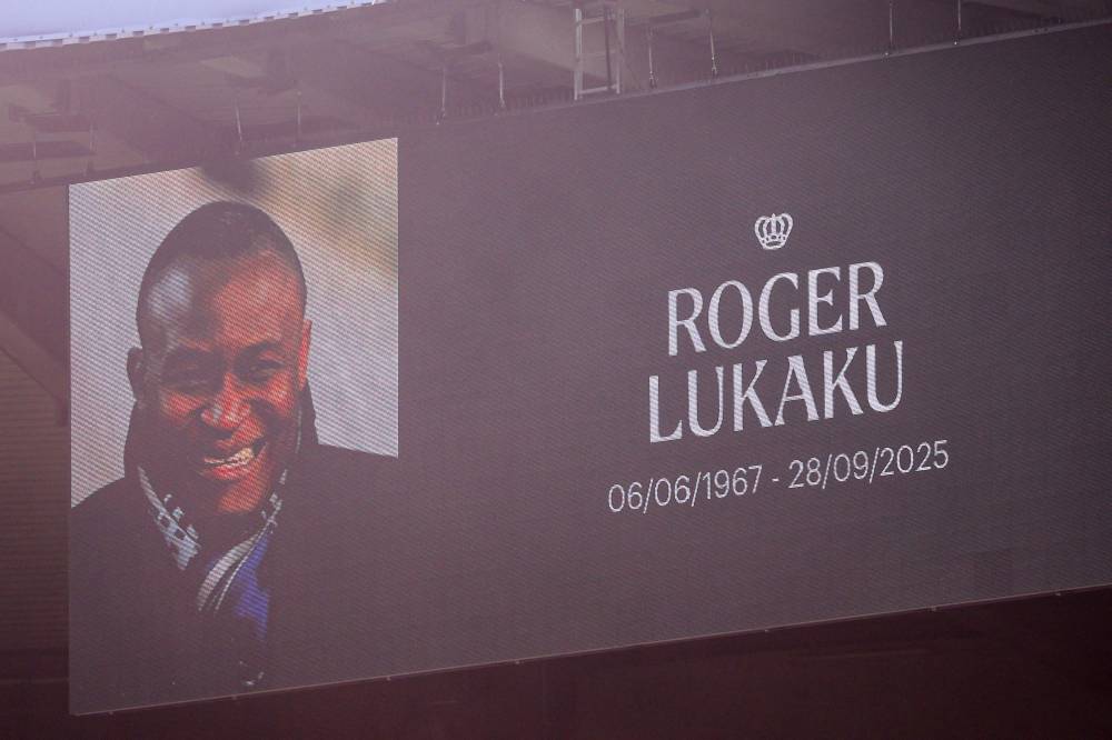 صورة والد لوكاكو في ملعب أندرلخت