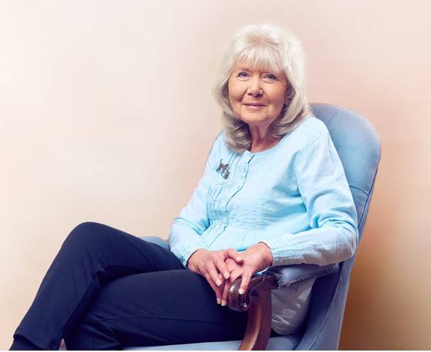 مؤلفة «رايفلز» و«رايدرز».. وفاة أيقونة الثقافة البريطانية جيلي كوبر عن عمر 88 عاماً