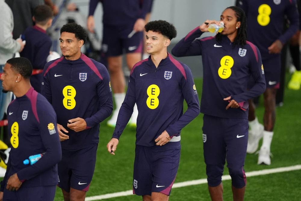 أورايلي( وسط ) في تمرينات إنجلترا لأول مرة