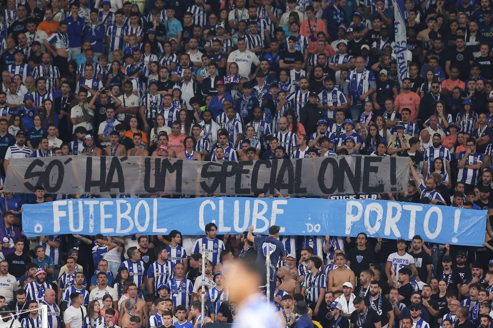 اللافتة التي رفعها مشجعو بورتو