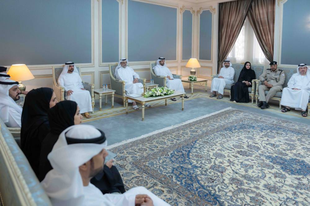 ولي عهد الشارقة يستقبل أعضاء فريق تجربة المتعامل لخدمة «مواساة»