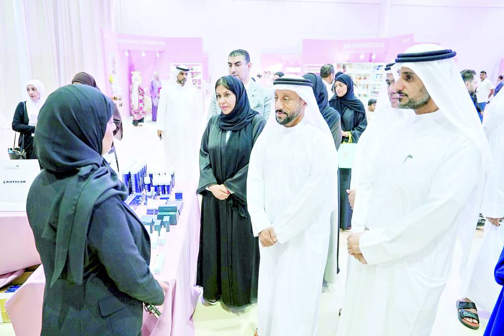 العويس والمدفع يتجولان في أجنحة المعرض