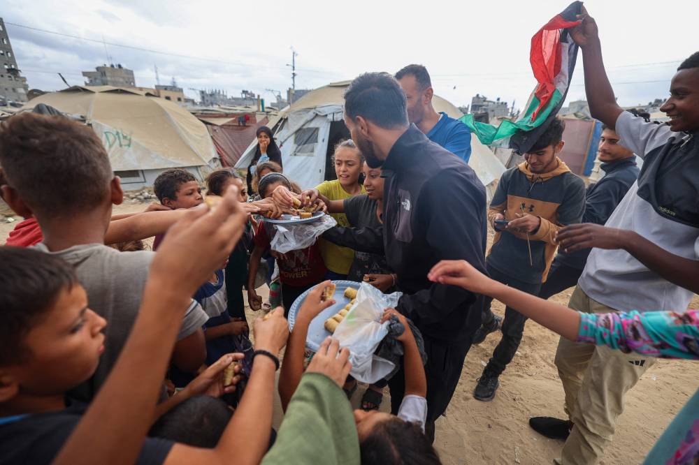 بالزغاريد والدموع..غزة تعيش الفرحة بوقف إطلاق النار