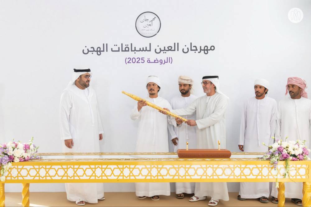 راشد بن حمدان ومحمد بن حمدان بن زايد خلال تتويج الفائز بالسيف