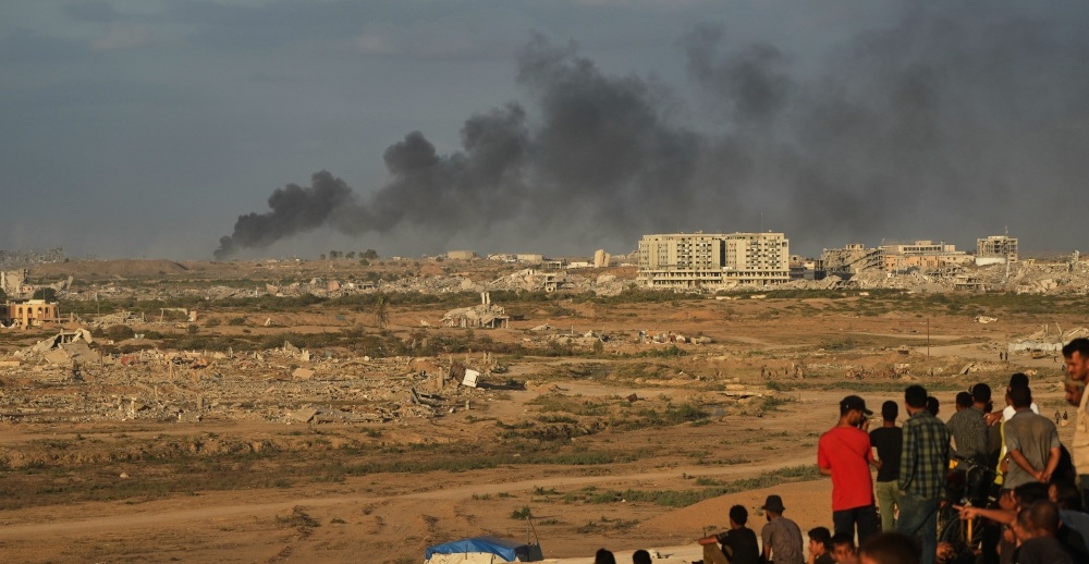 أعمدة دخان تتصاعد في غزة