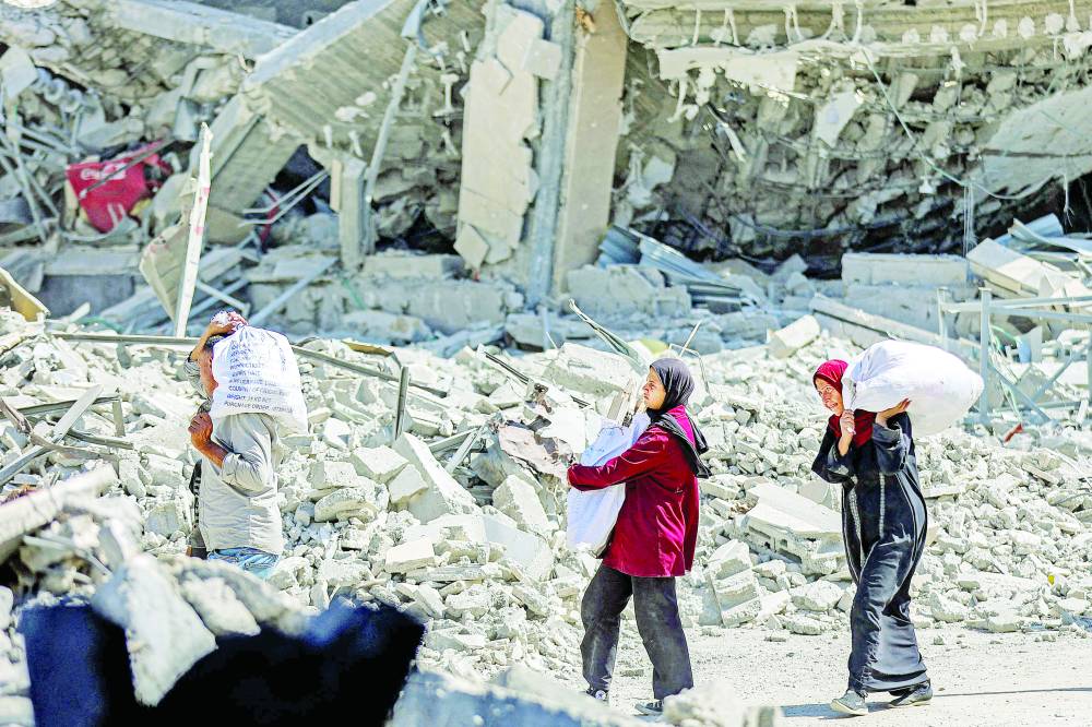 نازحون يعودون عبر الأنقاض إلى وسط خان يونس (ا ف ب)