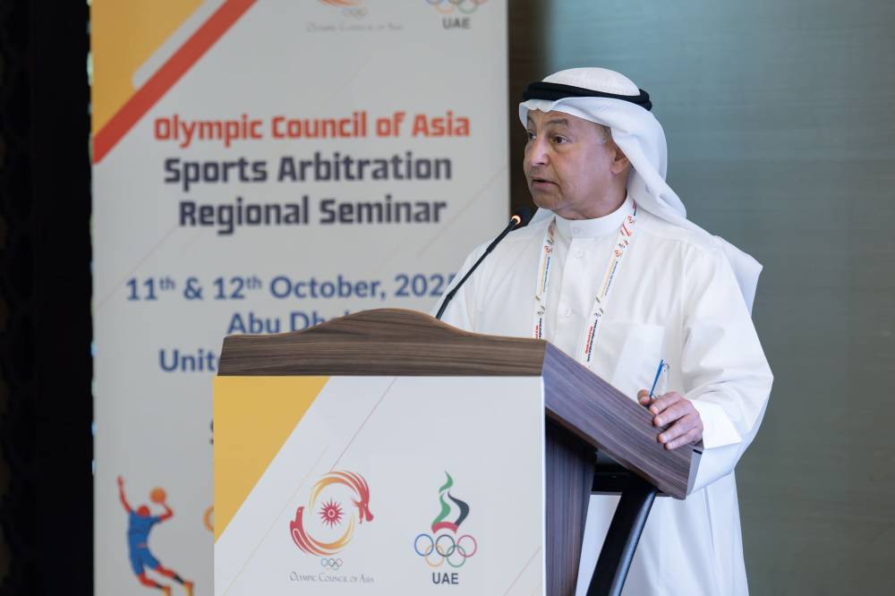 حسين المسلم خلال إلقاء كلمته