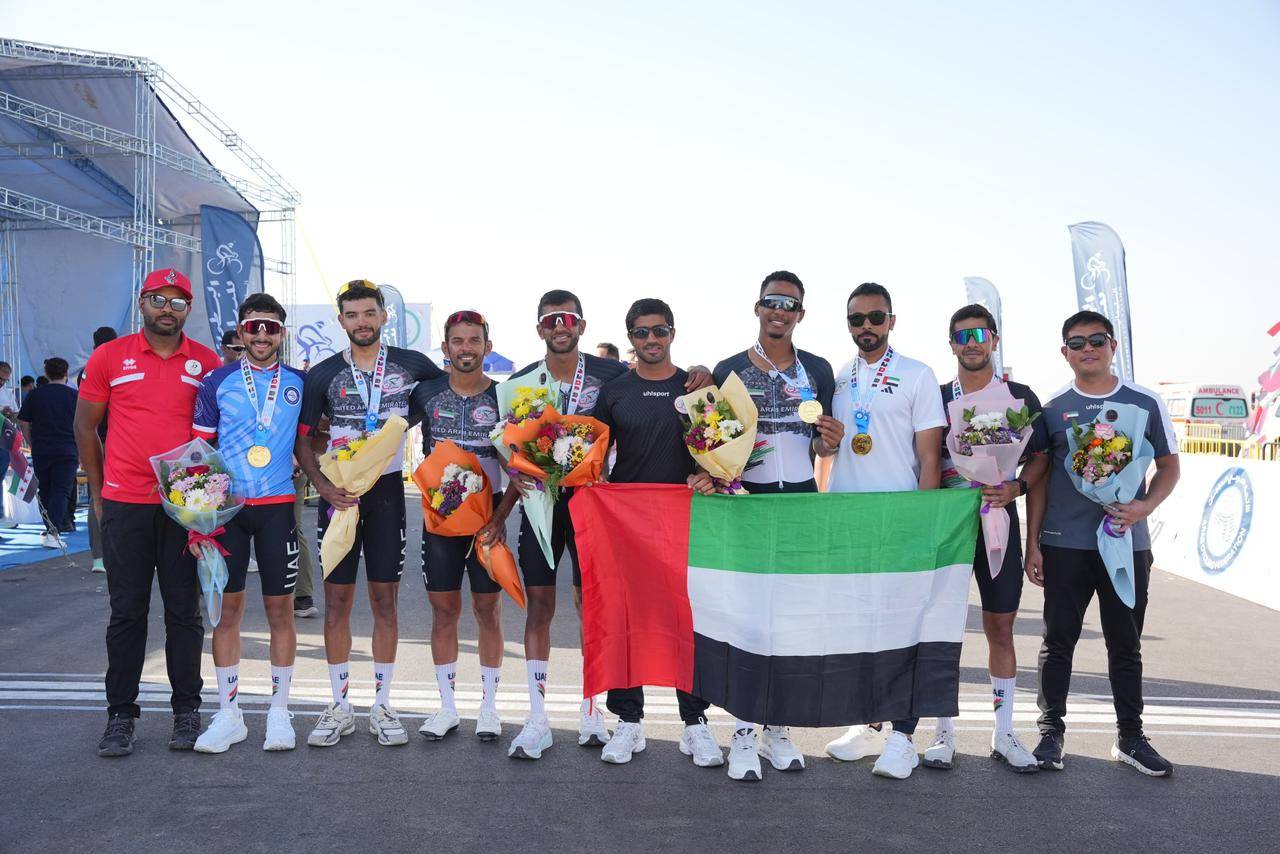 أبطال المنتخب يحملون علم الإمارات بعد التتويج