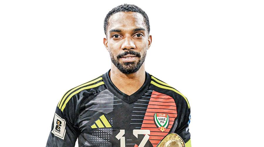 خالد عيسى يحمل جائزة أفضل لاعب في المباراة