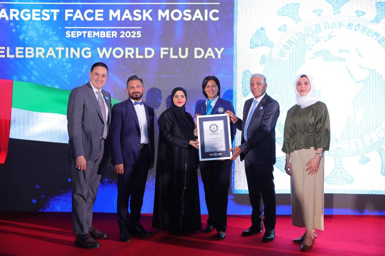 تسليم شهادة «غينيس» عن تشكيل شعار مكافحة الإنفلونزا باستخدام الكمامات