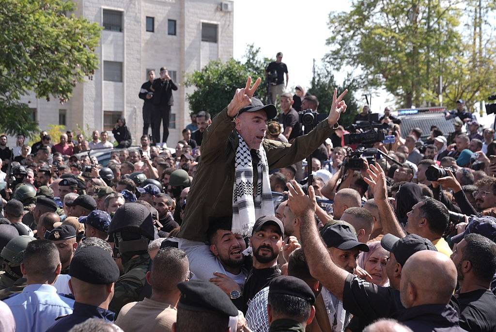 حشود في رام الله وخان يونس تستقبل المفرج عنهم من السجون الإسرائيلية
